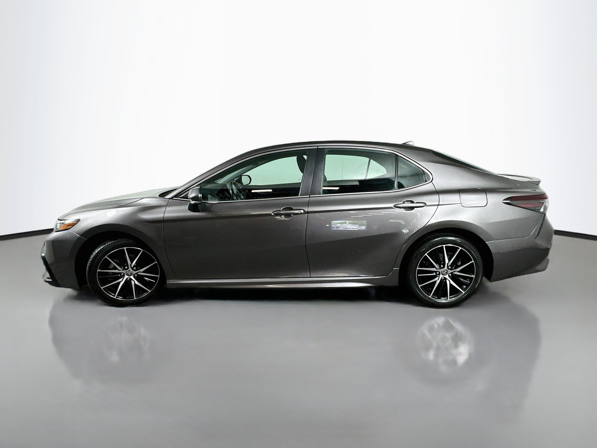 Used 2024 Toyota Camry SE FWD image 4