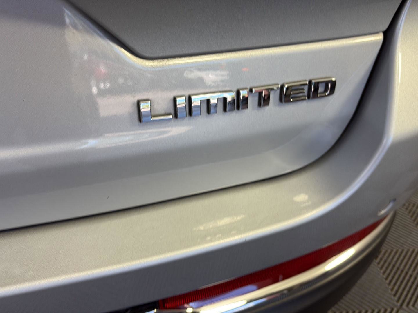 Used 2023 Jeep Grand Cherokee Limited AWD/4WD image 9