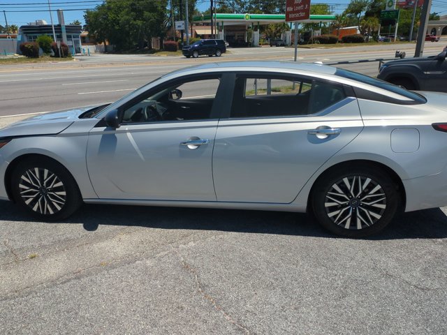 Used 2024 Nissan Altima 2.5 SV FWD image 9
