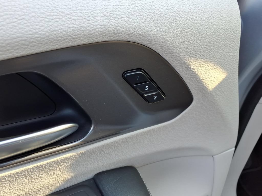 Used 2023 Chrysler Pacifica Touring-L FWD image 7