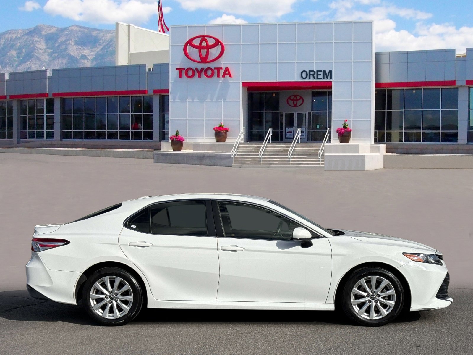 Used 2018 Toyota Camry LE image 3