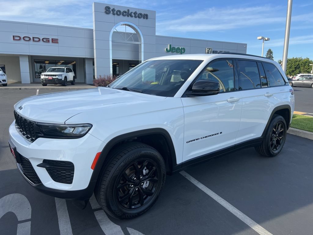 Used 2024 Jeep Grand Cherokee Altitude RWD image 5