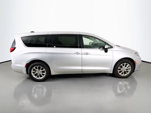 Used 2023 Chrysler Pacifica Touring-L image 8