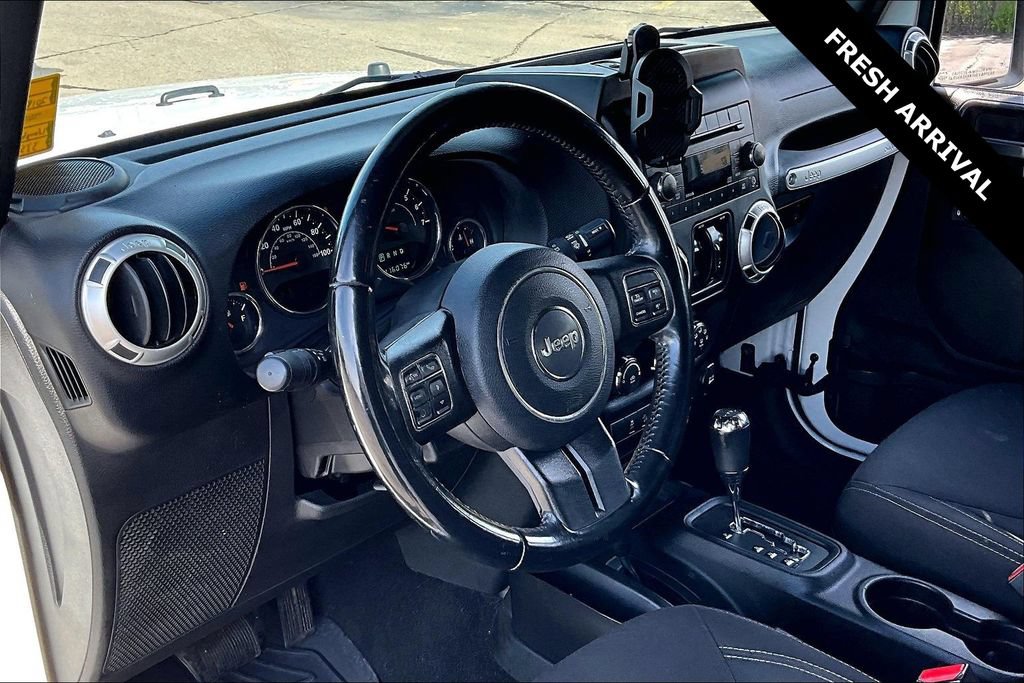 Used 2018 Jeep Wrangler Unlimited Sahara w/ Connectivity Group AWD/4WD image 6
