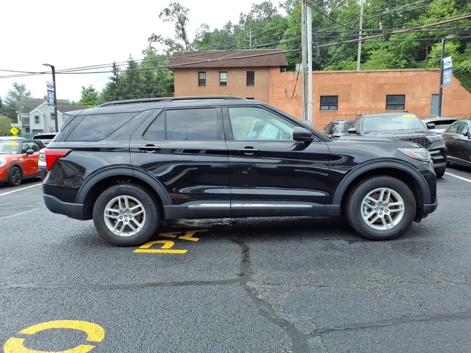 Used 2025 Ford Explorer Active AWD/4WD image 6