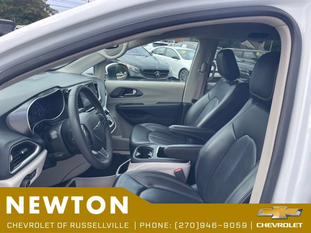 Used 2023 Chrysler Pacifica Touring-L FWD image 4