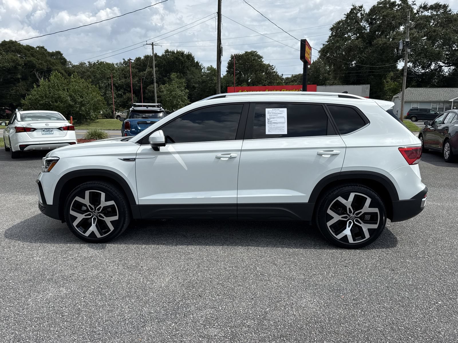 Used 2023 Volkswagen Taos SEL AWD/4WD image 2