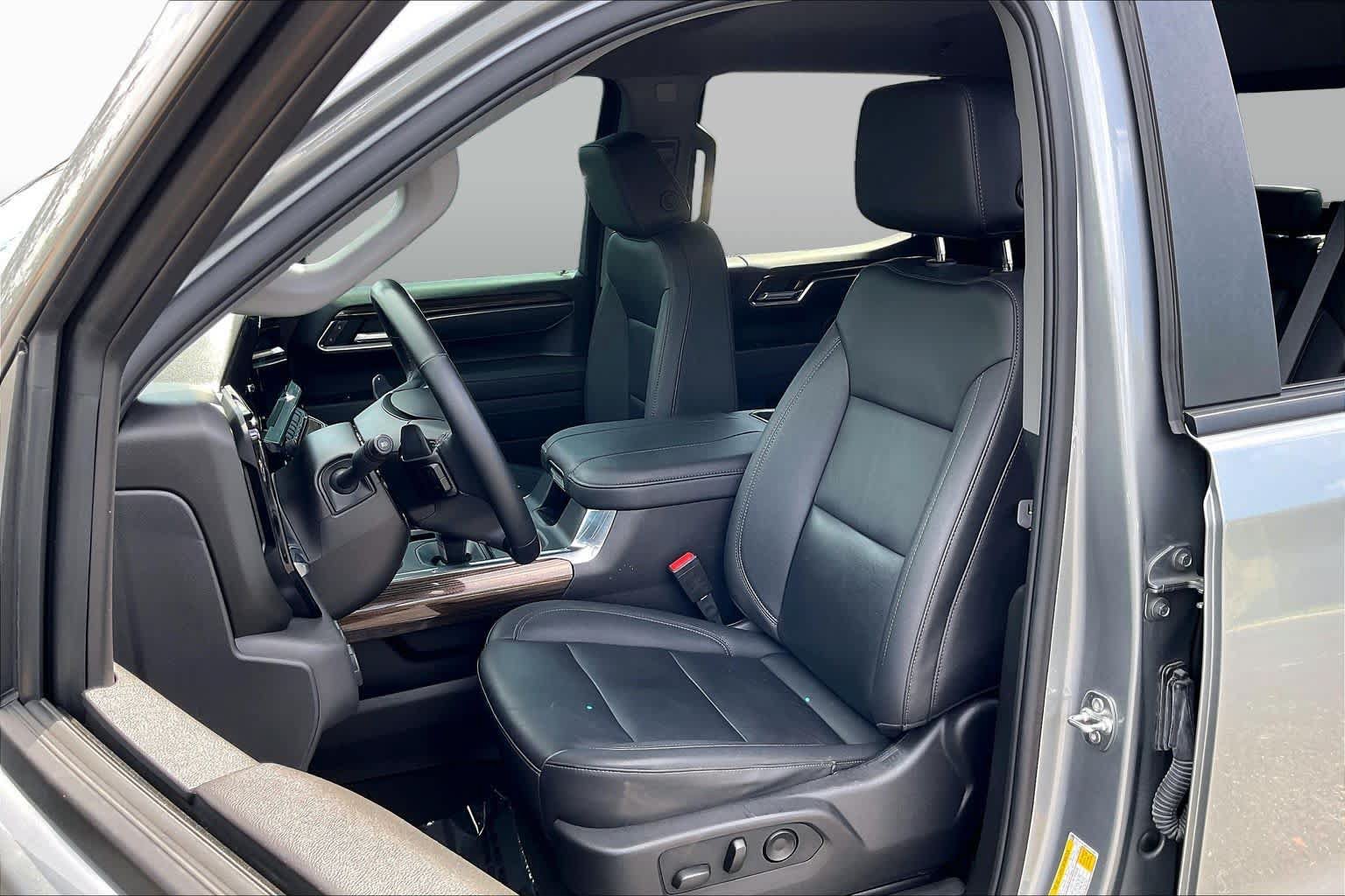 Used 2025 Chevrolet Silverado 1500 LT Trail Boss w/ Convenience Package II AWD/4WD image 24