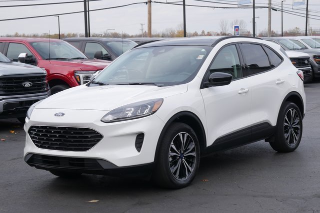 Used 2022 Ford Escape SE w/ SE Sport Appearance Package image 8