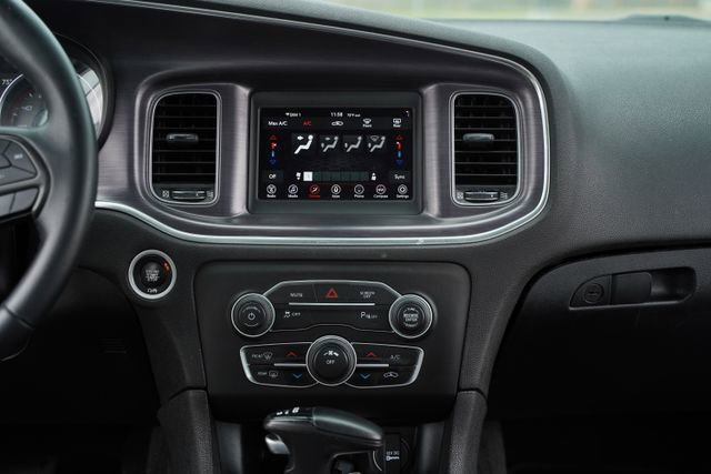 Used 2018 Dodge Charger SXT image 26