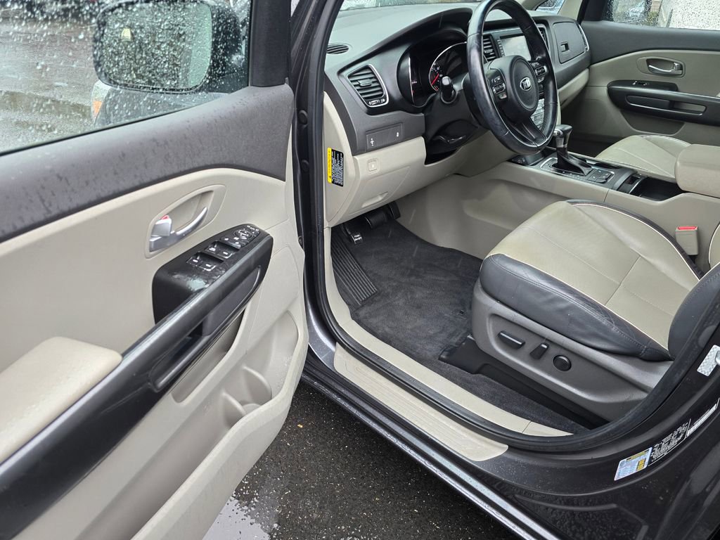 Used 2018 Kia Sedona LX w/ LX Essentials Premium Package image 15