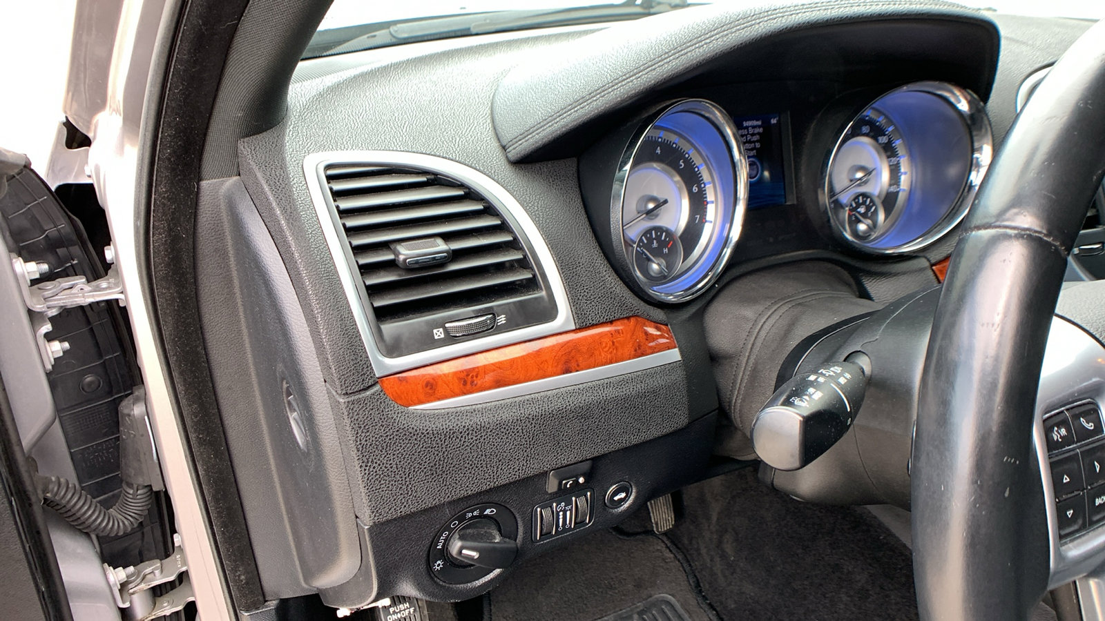 Used 2014 Chrysler 300 image 11