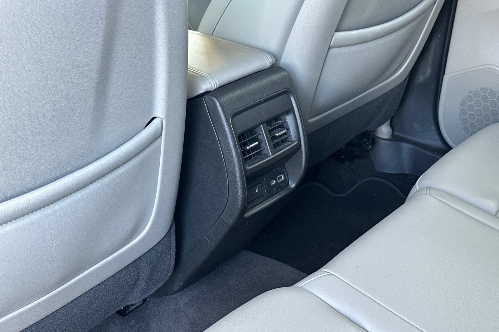 Used 2022 Cadillac XT4 Luxury w/ Cold Weather Package FWD image 15