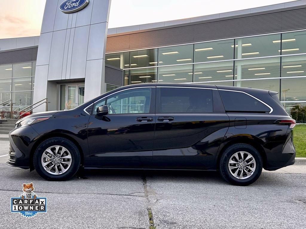 Used 2025 Toyota Sienna LE FWD image 3