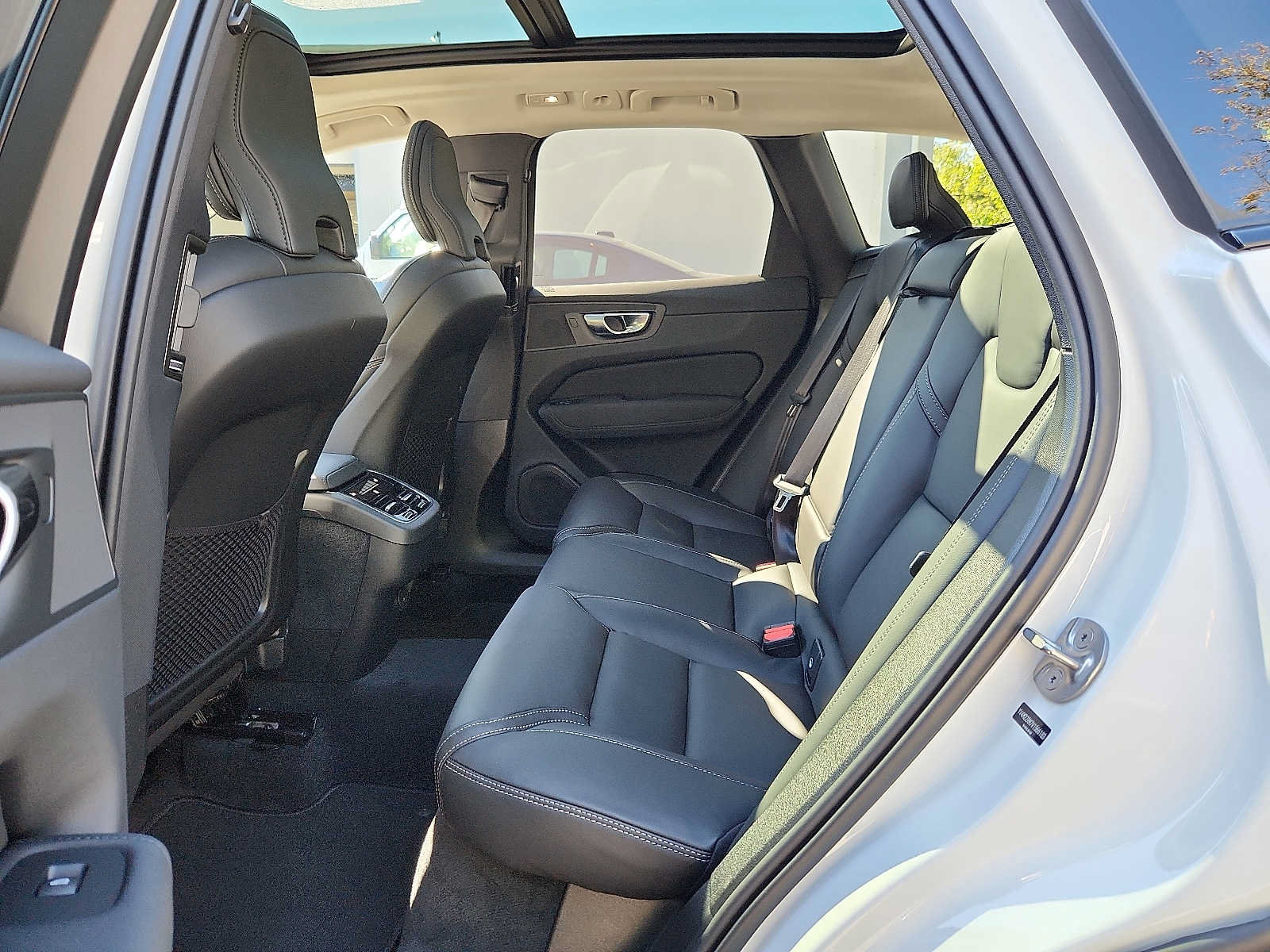 Used 2027 Volvo XC60 B5 Ultra AWD/4WD image 10
