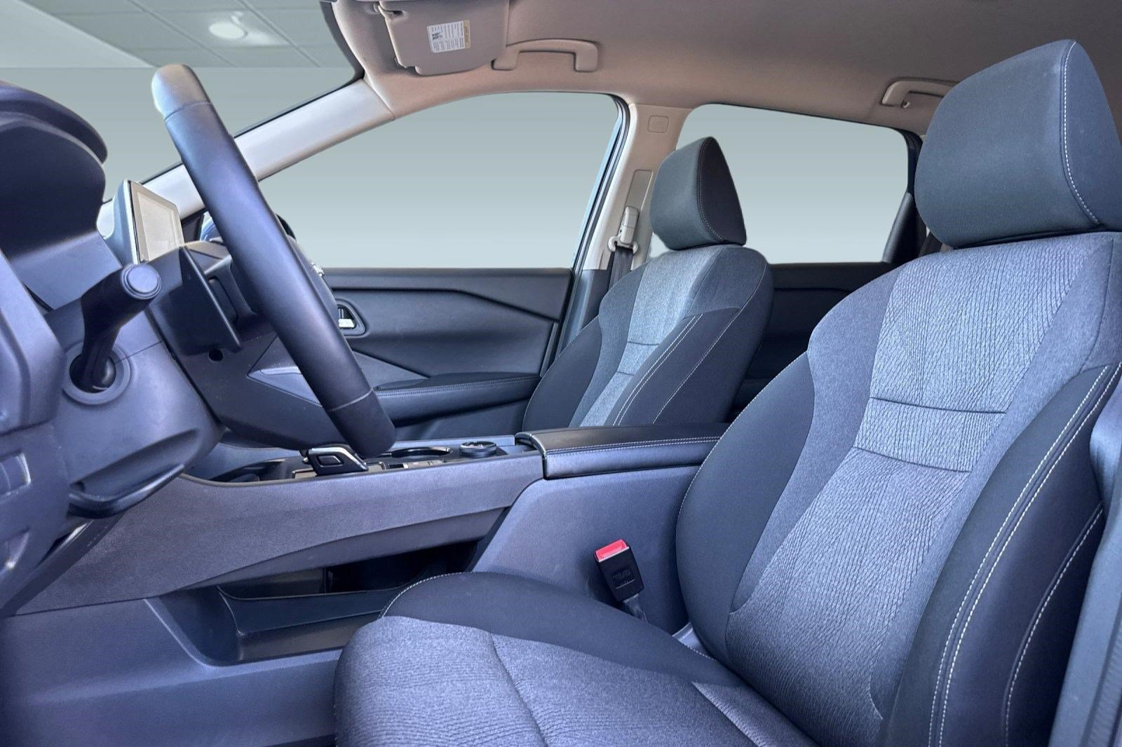Used 2025 Nissan Rogue SV AWD/4WD image 5