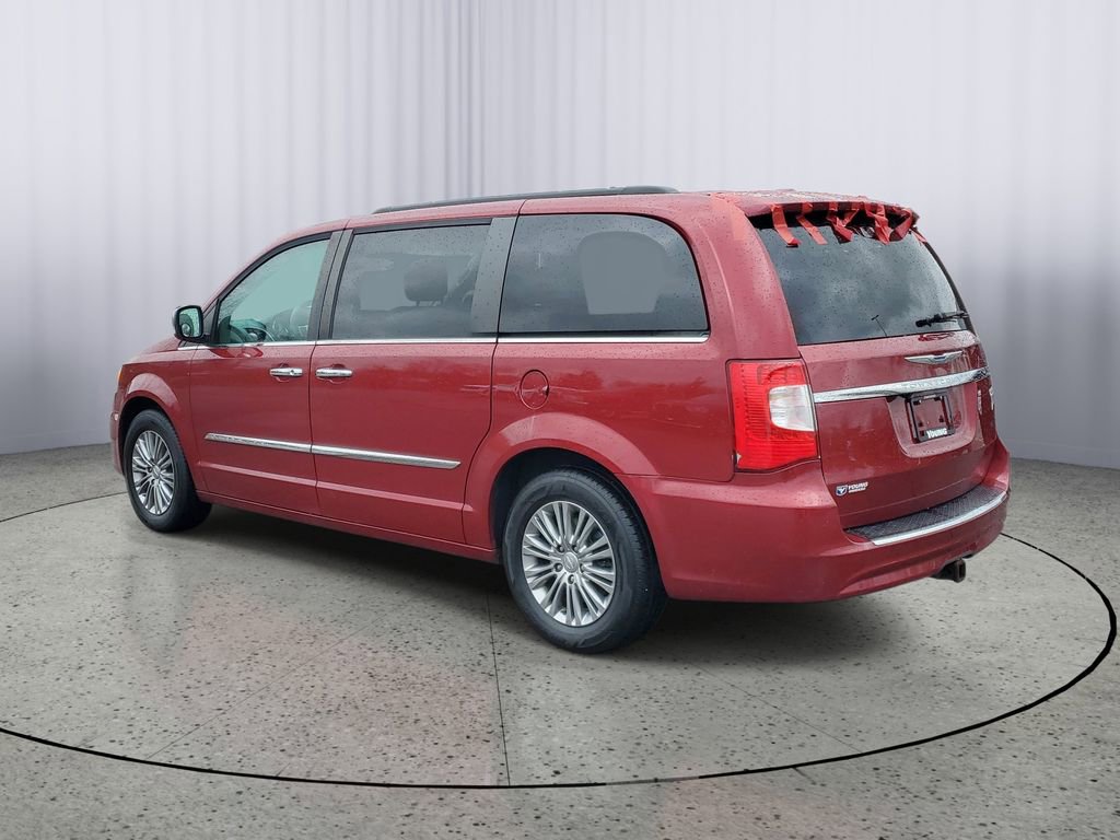 Used 2016 Chrysler Town & Country Touring-L image 4