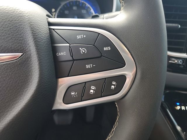 Used 2025 Chrysler Pacifica Select image 17