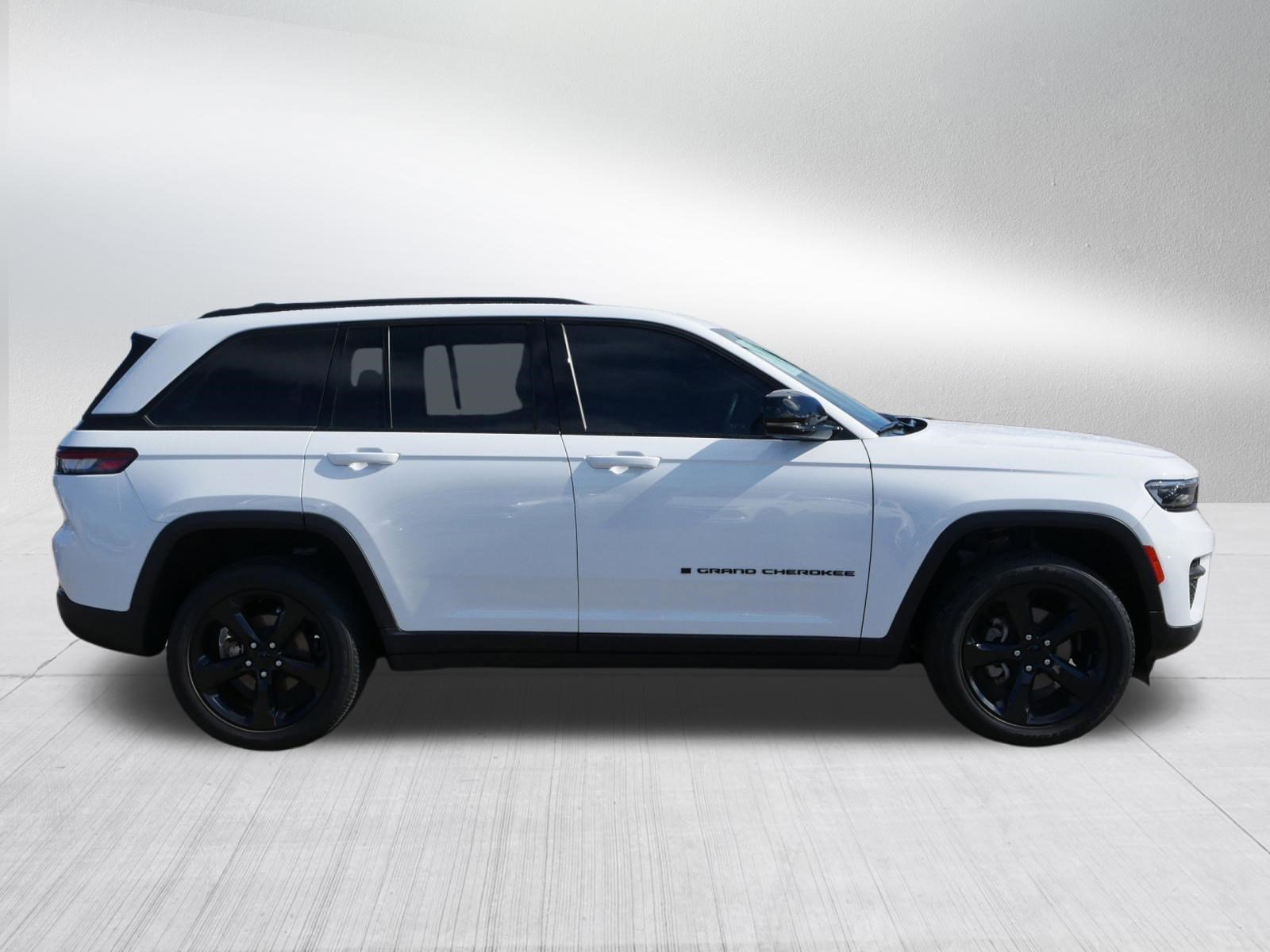 Used 2022 Jeep Grand Cherokee Altitude AWD/4WD image 8