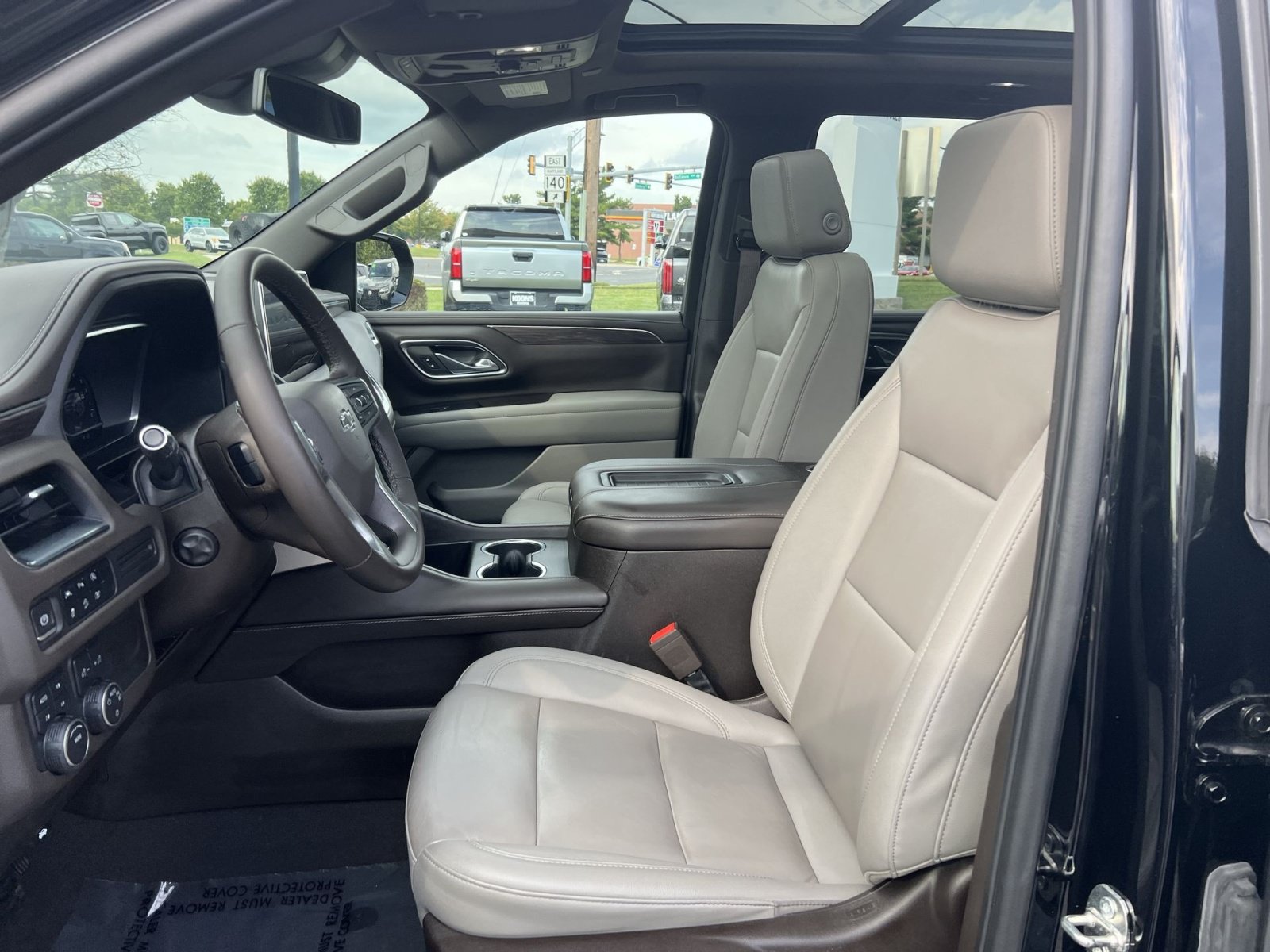 Used 2023 Chevrolet Tahoe Z71 w/ Luxury Package AWD/4WD image 13