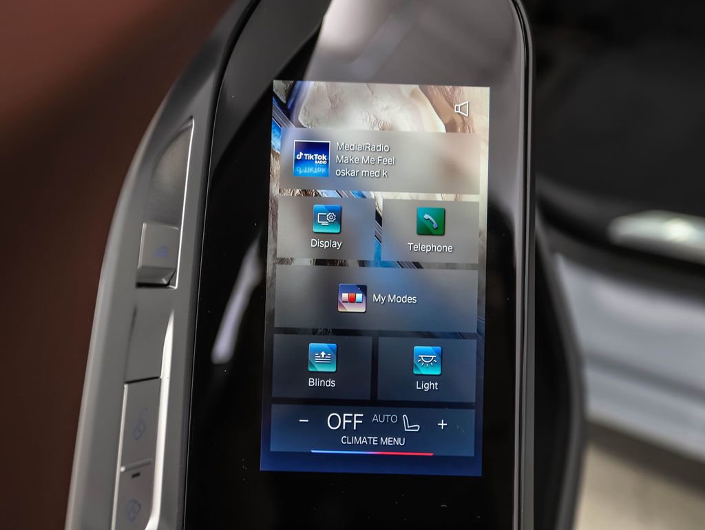 New 2026 BMW 750e xDrive image 22