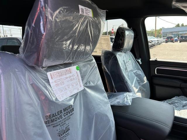 New 2025 RAM 1500 4x4 Crew Cab image 32