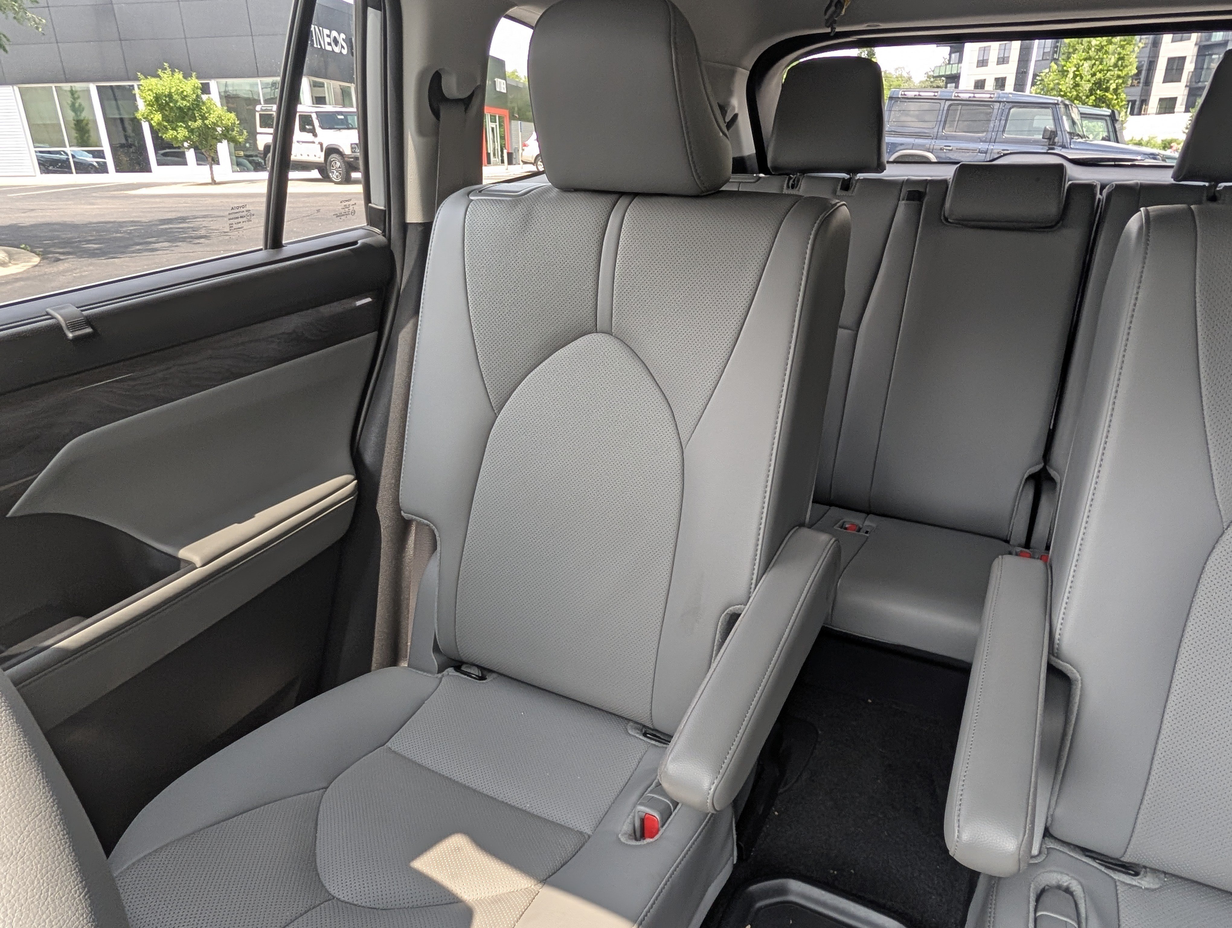 Used 2024 Toyota Highlander Limited AWD/4WD image 12