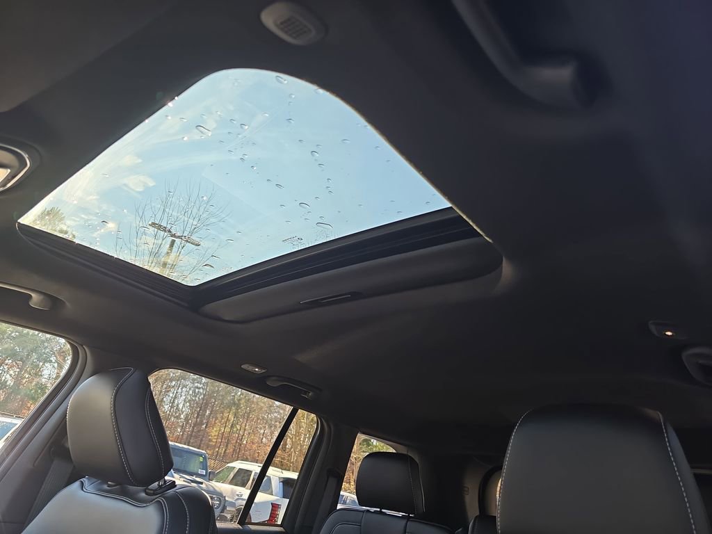 New 2025 Jeep Grand Cherokee Altitude image 30