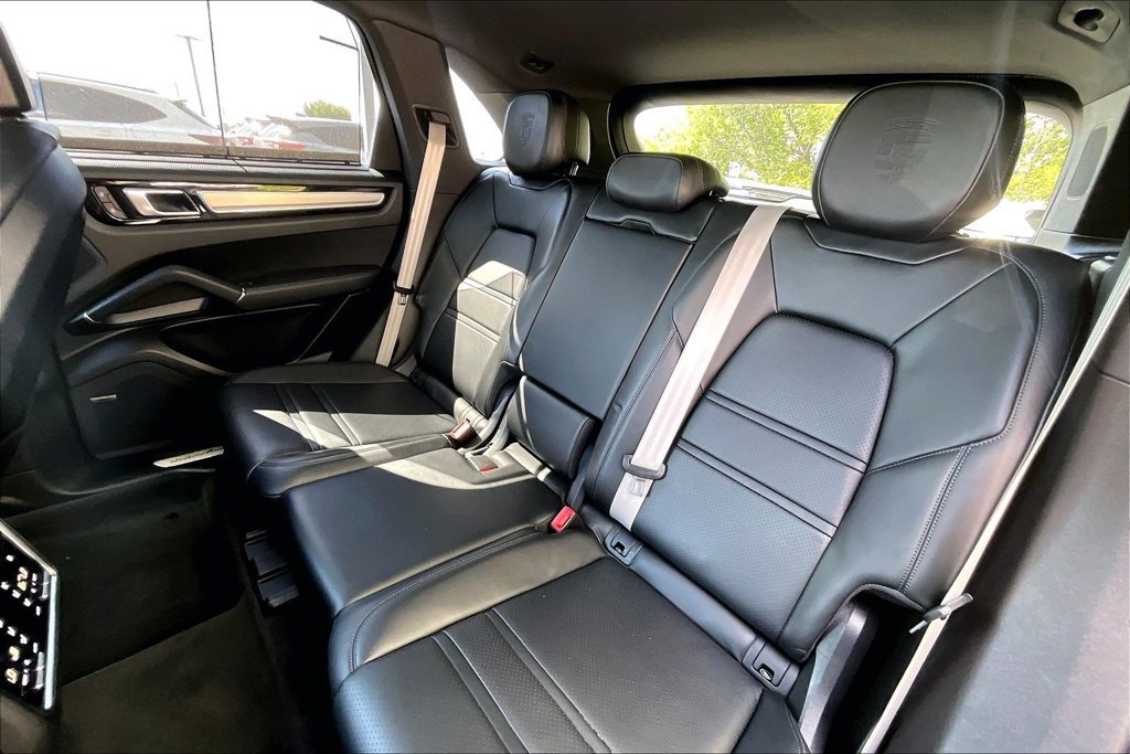 Used 2022 Porsche Cayenne Platinum Edition AWD/4WD image 36
