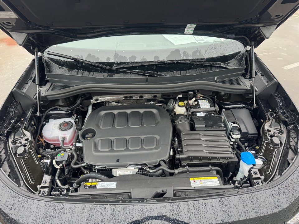 Used 2025 Volkswagen Tiguan SE image 17