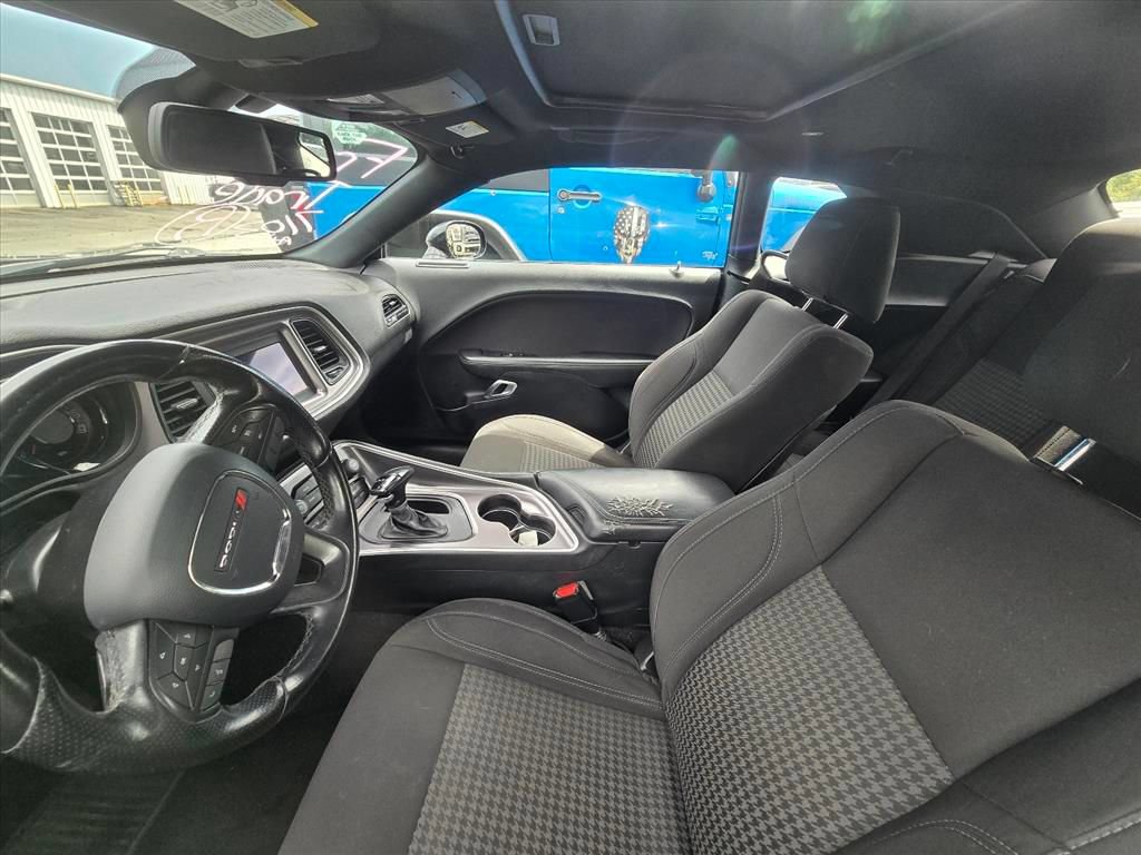 Used 2019 Dodge Challenger SXT w/ Blacktop Package RWD image 4