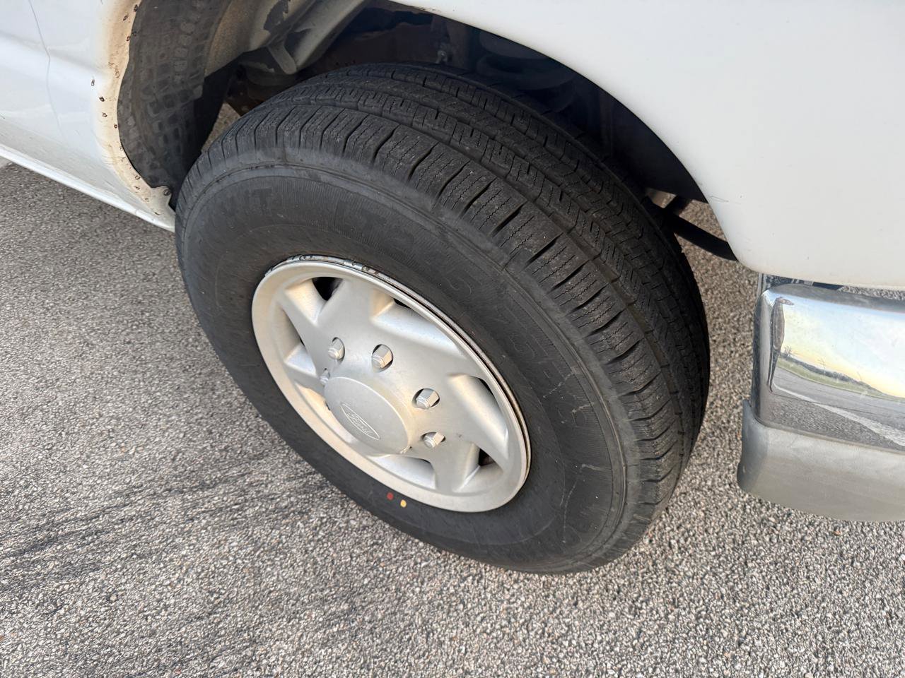 Used 2001 Ford E-350 and Econoline 350 Club Wagon image 26