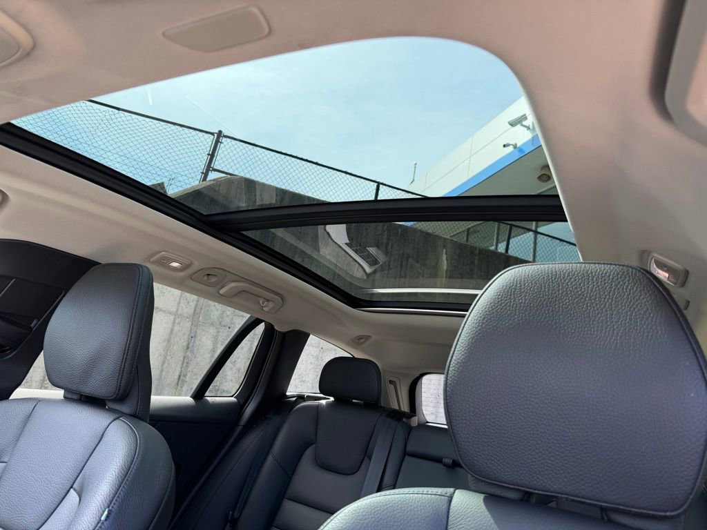 Used 2025 Volvo V60 B5 Cross Country Plus image 16