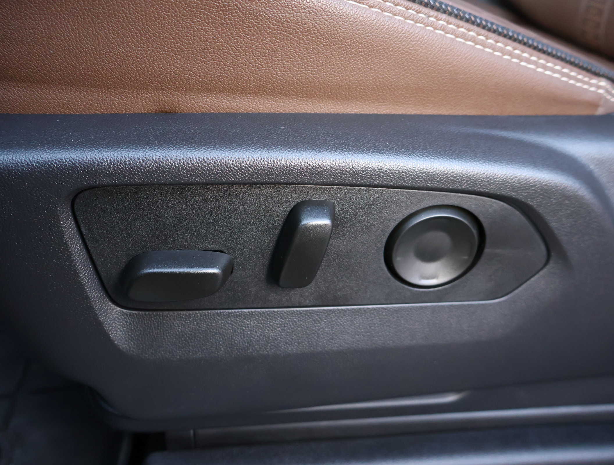 Certified 2025 Chevrolet Suburban High Country image 12