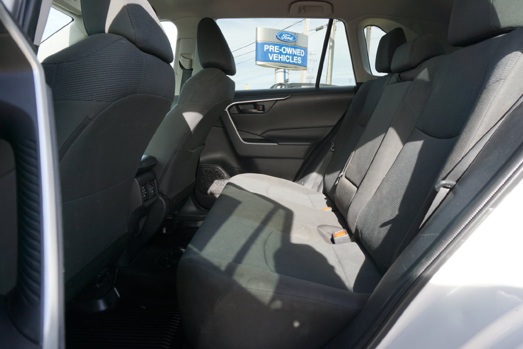 Used 2022 Toyota RAV4 LE AWD/4WD image 11