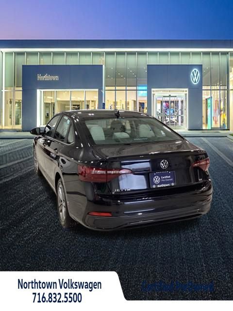Used 2024 Volkswagen Jetta SE image 3