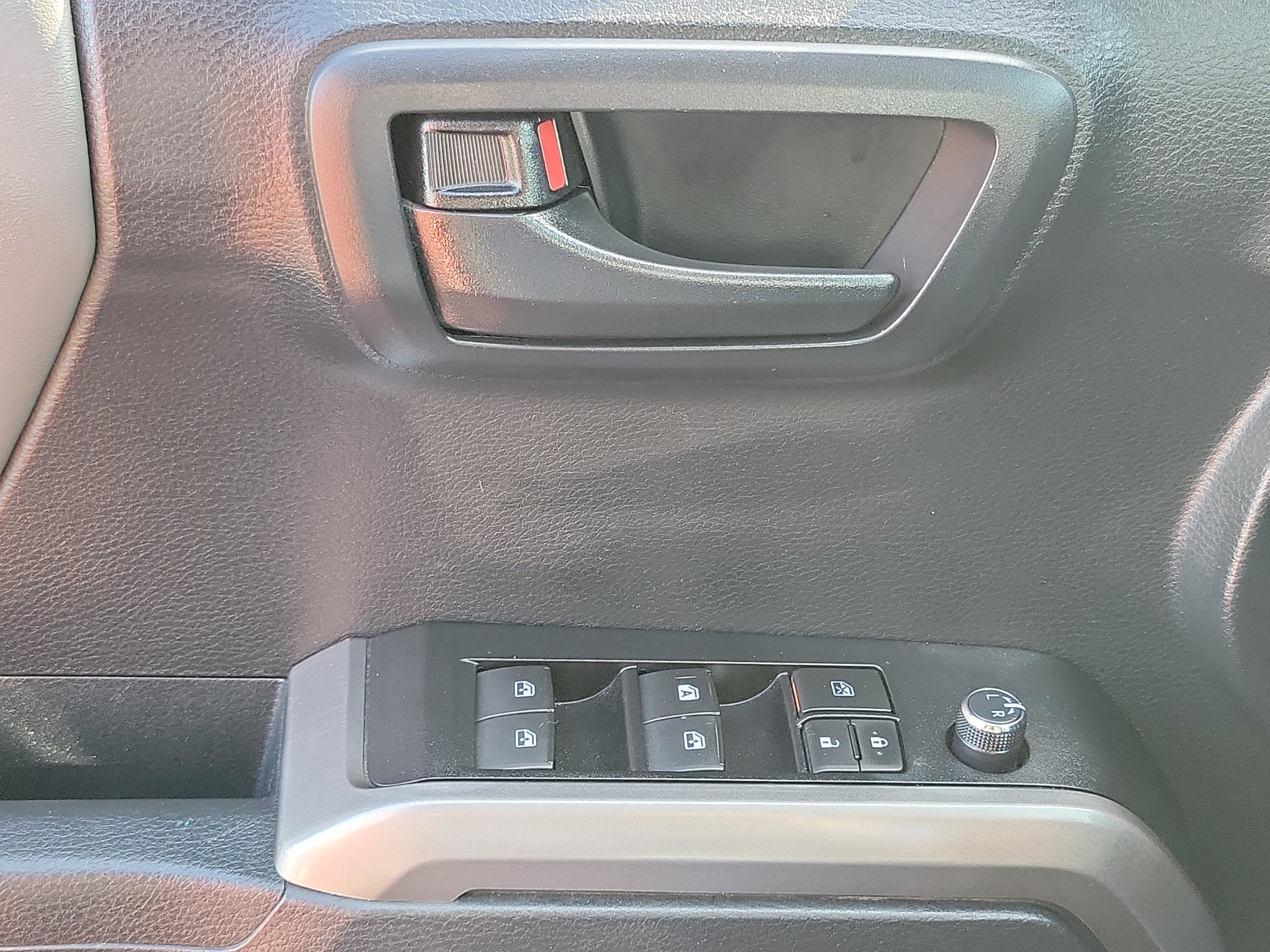 Used 2018 Toyota Tacoma SR5 RWD image 14