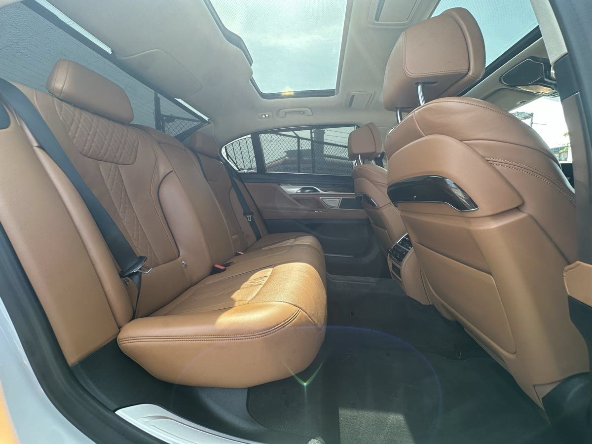 Used 2020 BMW 750i xDrive w/ Executive Package AWD/4WD image 38