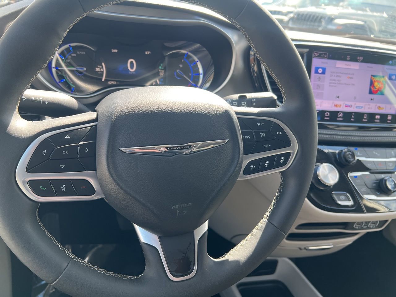 Used 2024 Chrysler Pacifica Select image 24