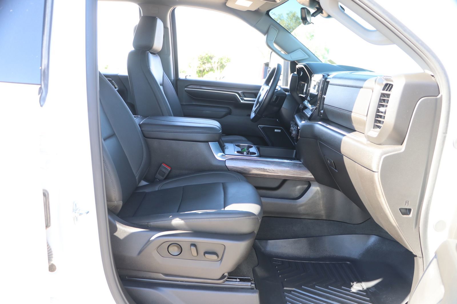 Used 2025 Chevrolet Silverado 2500 LTZ w/ LTZ Premium Package image 35