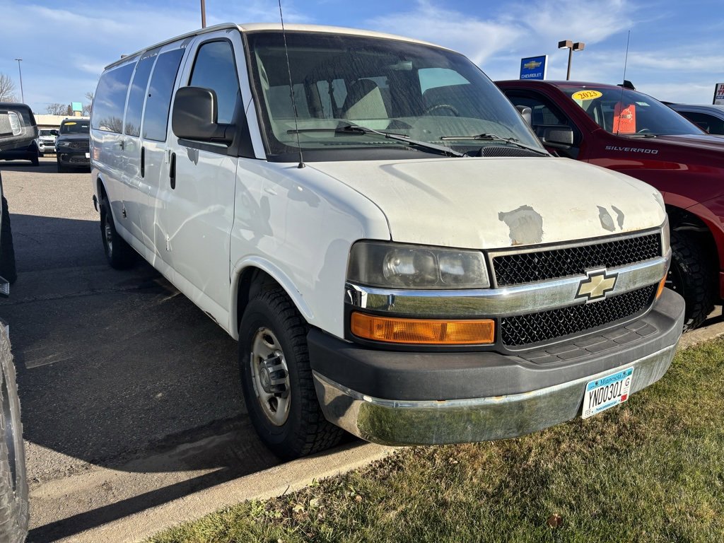 Used 2017 Chevrolet Express 3500 Extended image 2