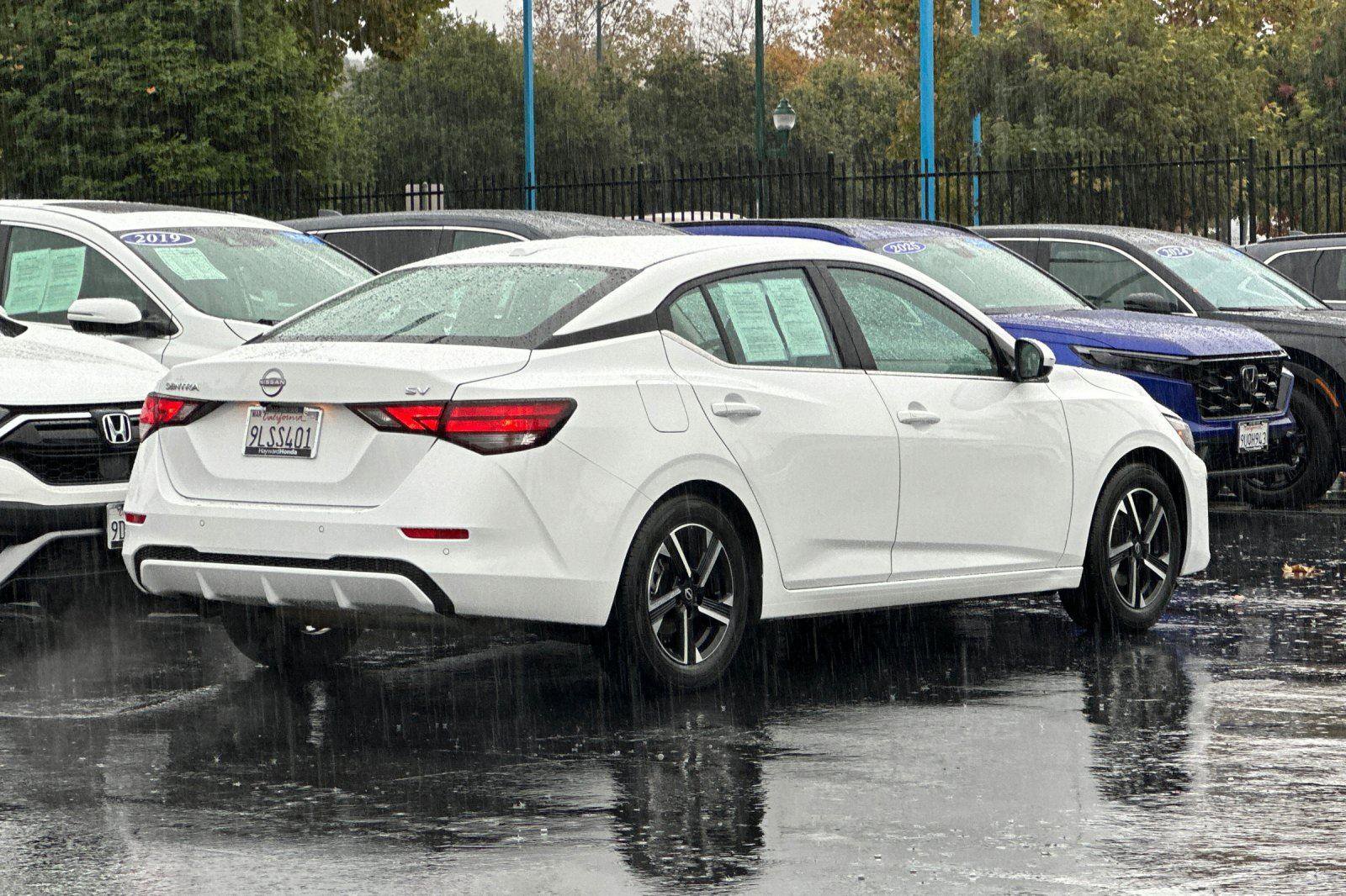 Used 2024 Nissan Sentra SV image 3