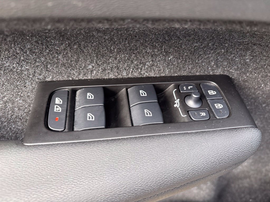 Used 2021 Volvo XC40 T5 R-Design AWD/4WD image 13