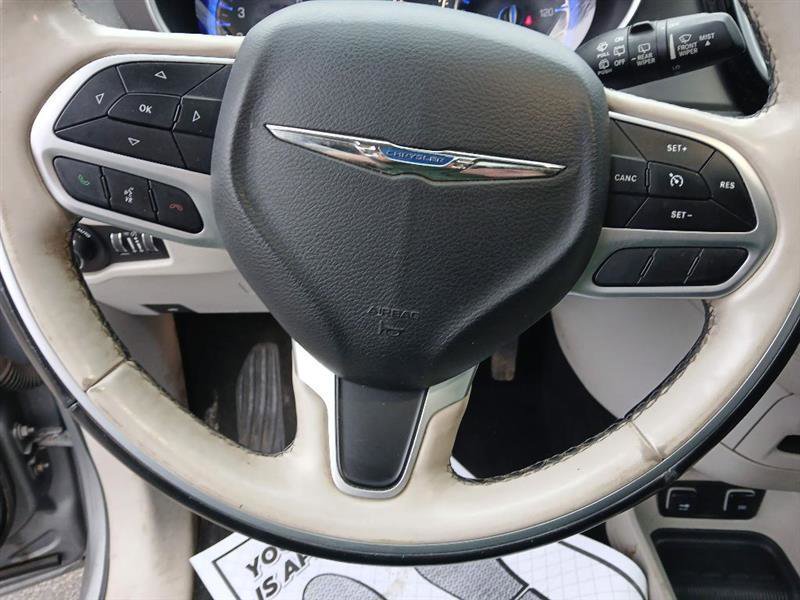 Used 2018 Chrysler Pacifica Limited image 21