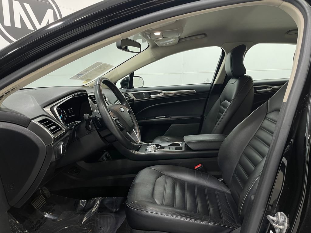 Used 2017 Ford Fusion SE w/ Fusion SE Technology Package image 11