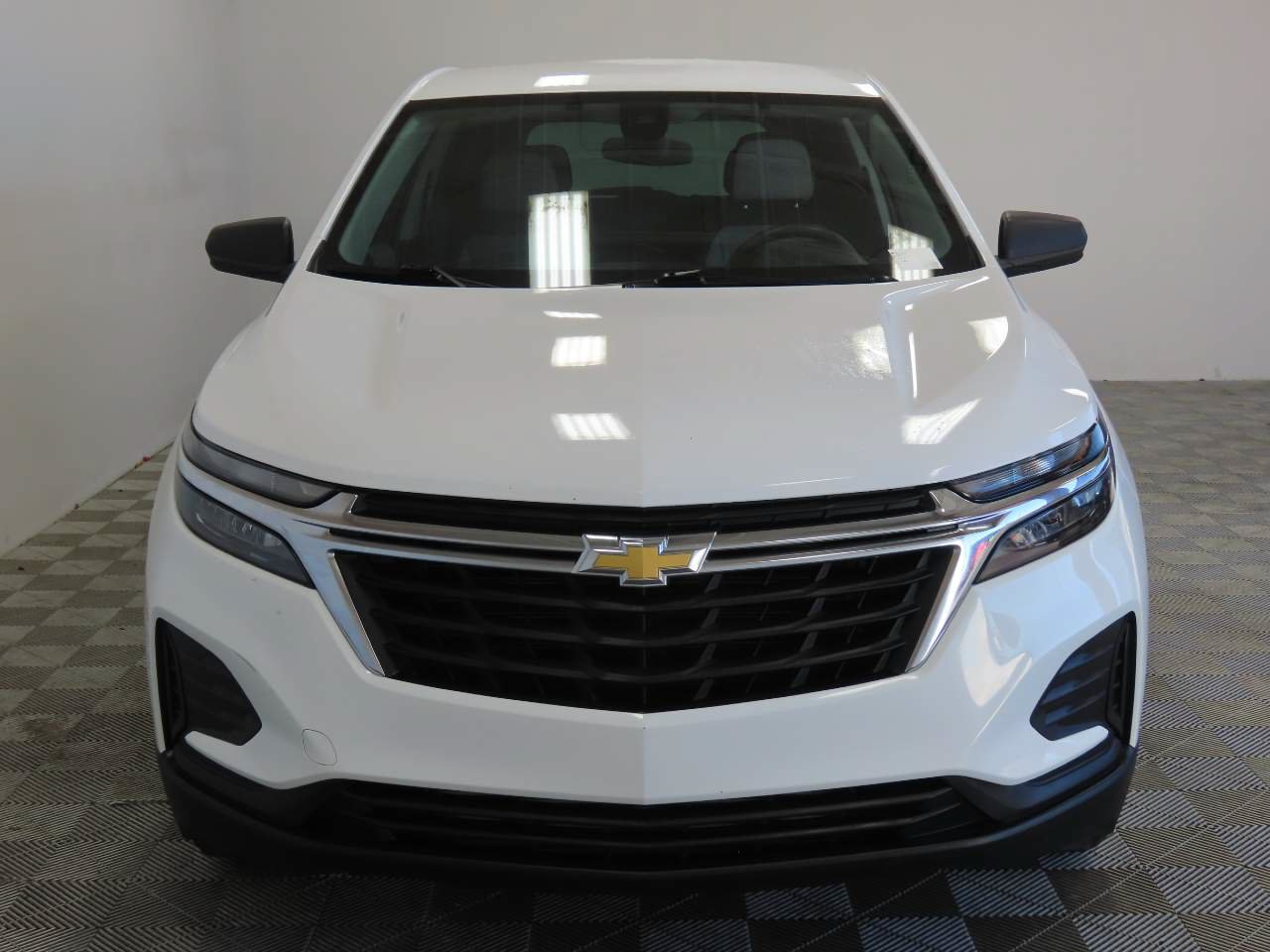 Used 2024 Chevrolet Equinox LS FWD image 2