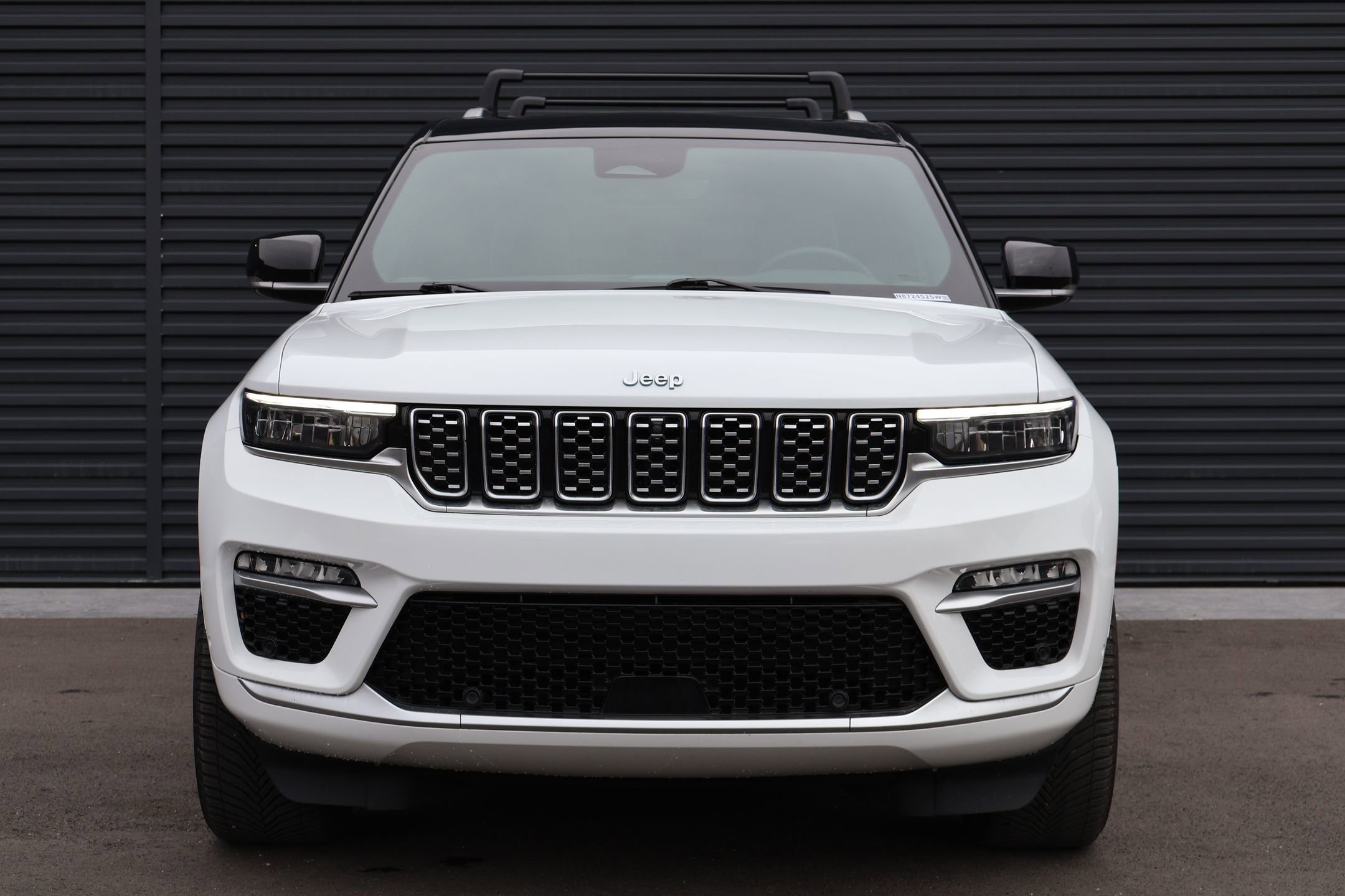 Used 2022 Jeep Grand Cherokee Summit image 2