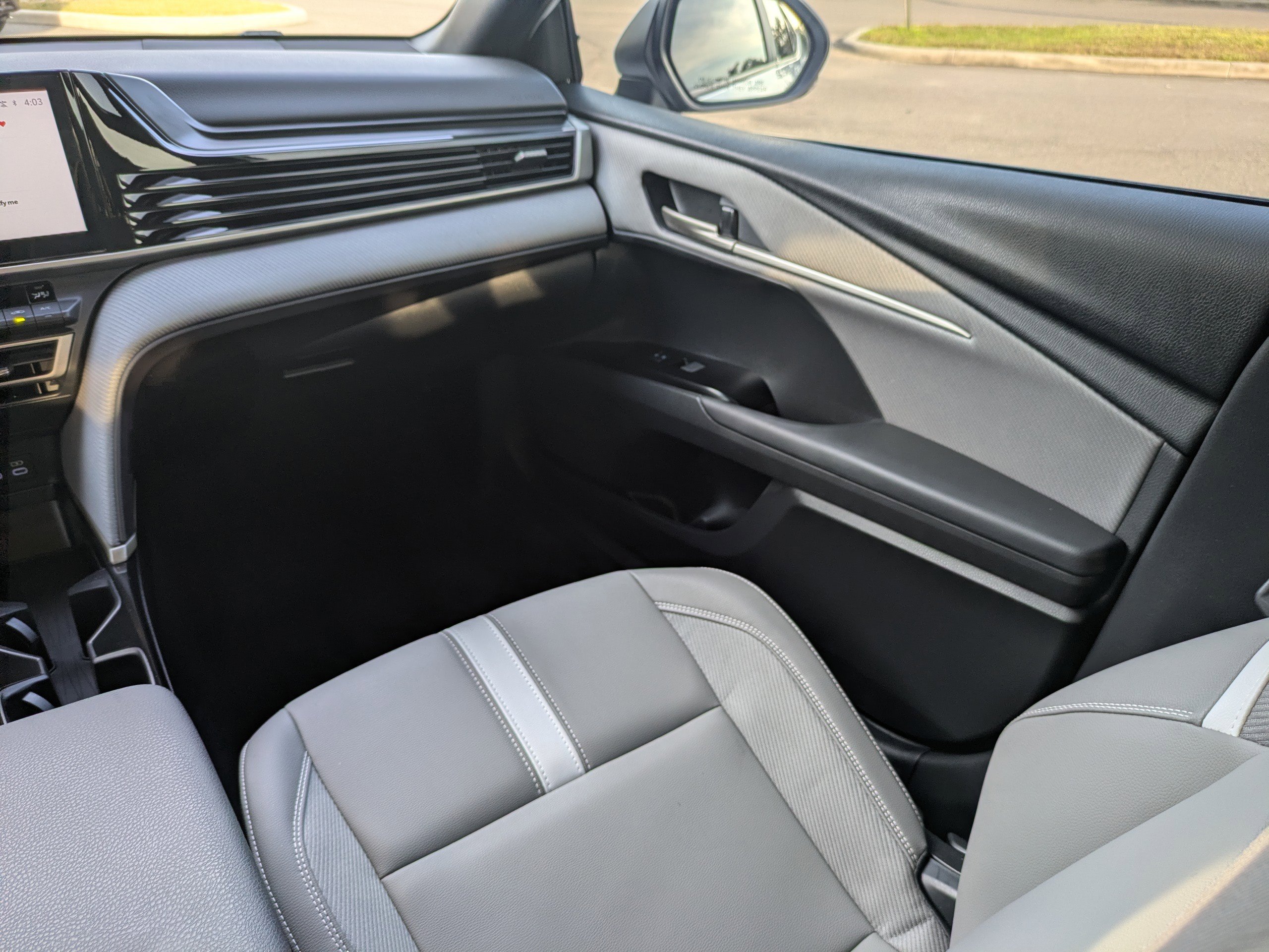 Used 2025 Toyota Camry SE w/ Multimedia Upgrade Package image 17