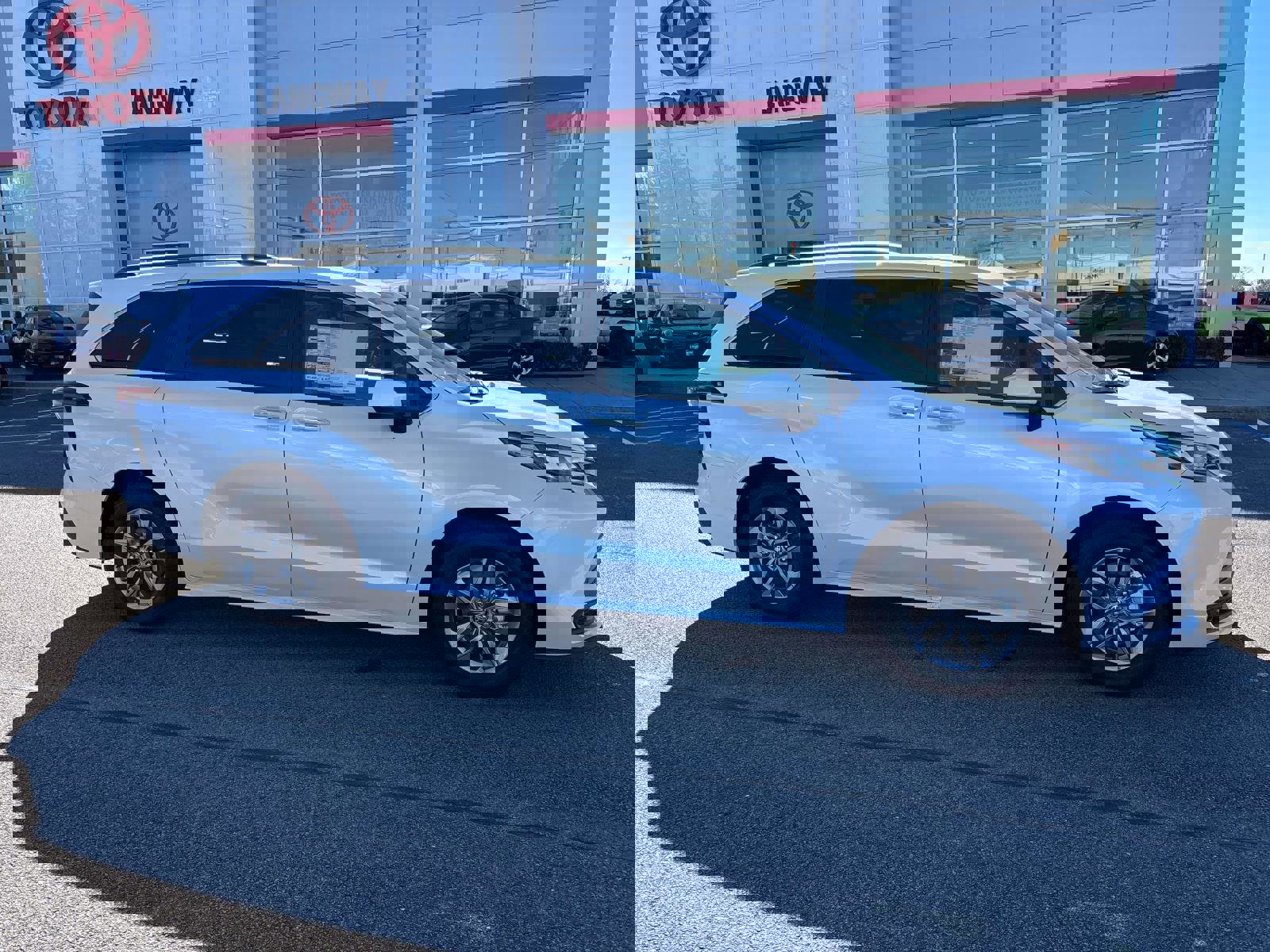 New 2026 Toyota Sienna XLE AWD/4WD image 2