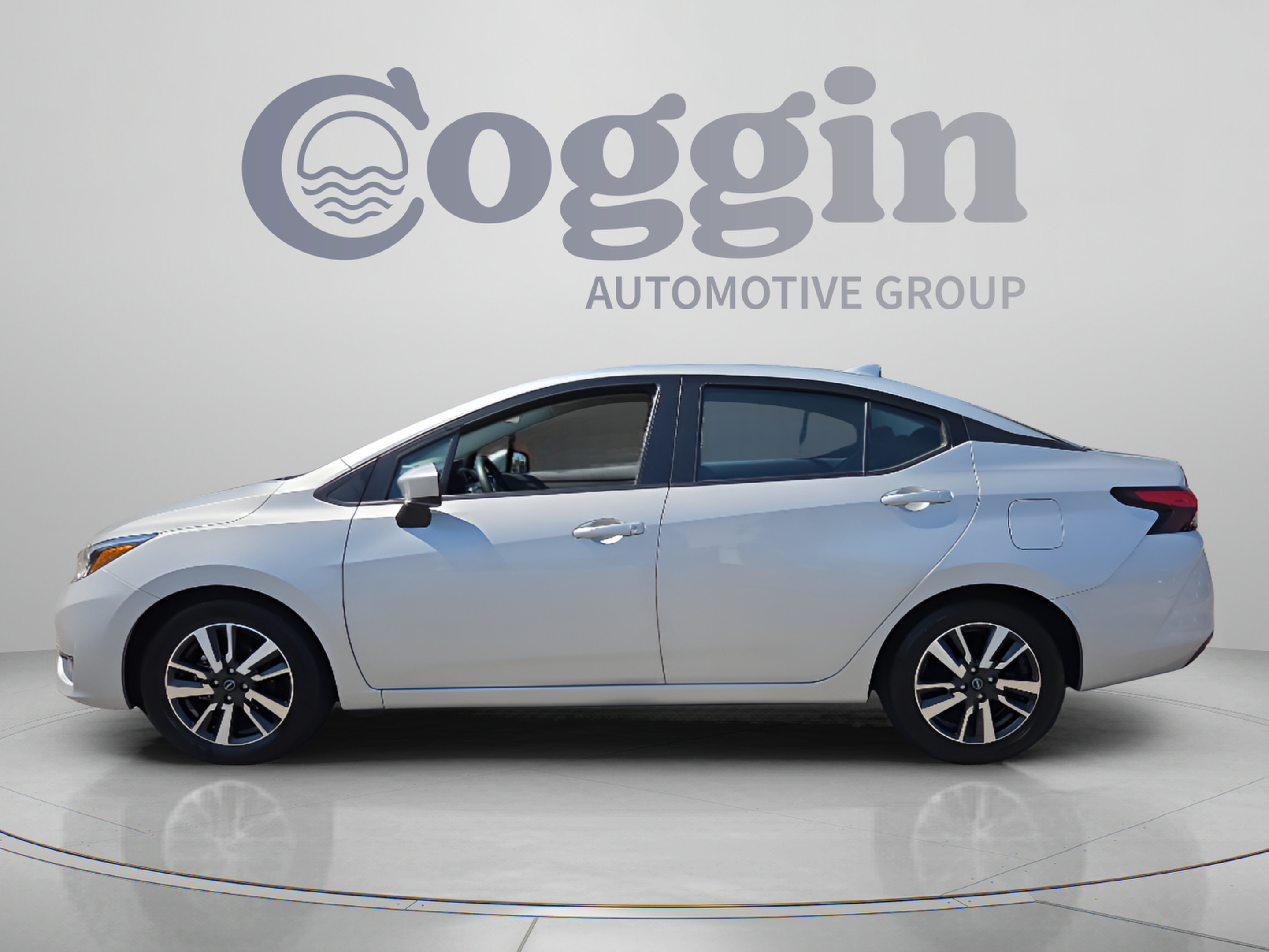 Used 2025 Nissan Versa SV FWD image 2